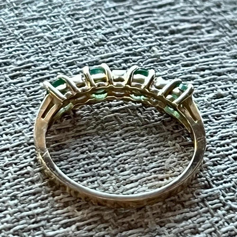 14K yellow gold ring with emeralds and diamonds. - Picture 13 of 16